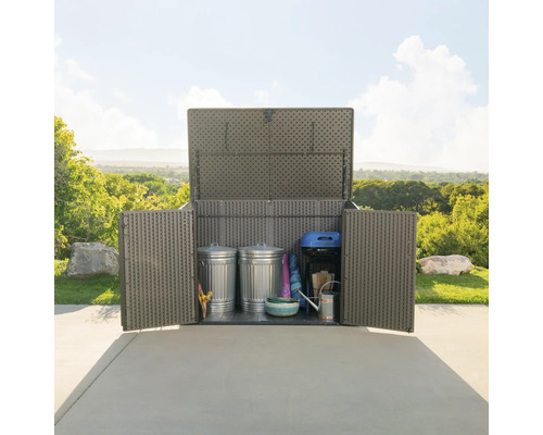 Geopende tuinkast met twee vuilnisbakken, barbecue en tuingereedschap voor buitenopslag