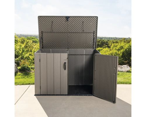 Geopende tuinkast voor het opbergen van tuingereedschap en accessoires buitenshuis.