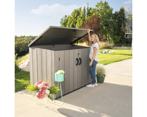 Tuinkast met open deksel in de tuin