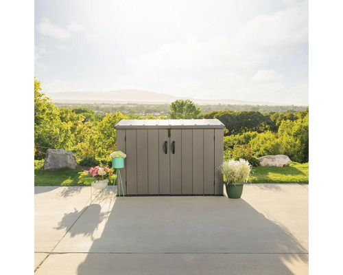 Kunststof tuinkast met dubbele deur en handgrepen voor een landschap.