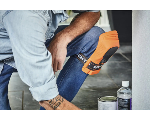 Ambachtsman met Fento kniebeschermers aan het werk