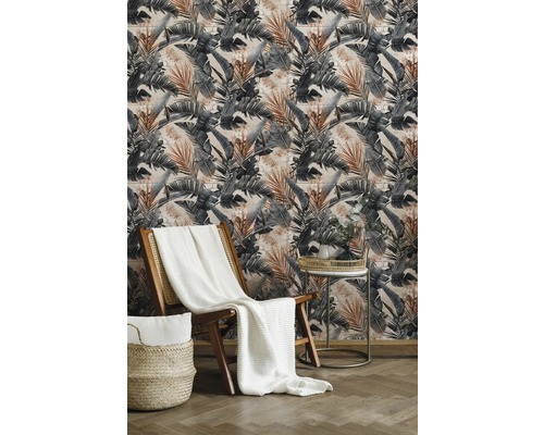 Woonkamer met patroonbehang, houten stoel, deken en bijzettafel