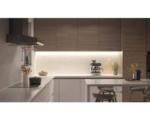 Moderne keuken met kookeiland, afzuigkap en inbouwapparatuur