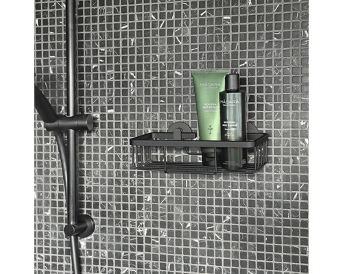 Doucheplank met shampoo en conditioner aan een betegelde wand