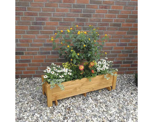 Houten plantenbak beplant met diverse bloemen