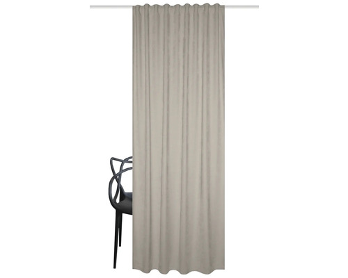 Beige gordijn voor een zwarte stoel