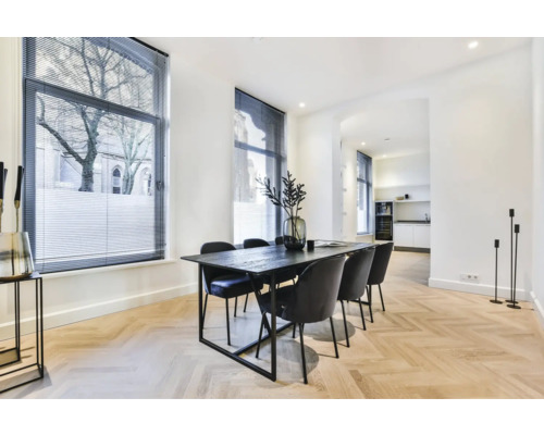 Eetkamer met eettafel, stoelen en jaloezieën