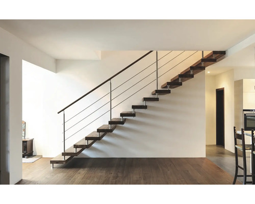 Trap met houten treden en roestvrijstalen leuning in lichte ruimte