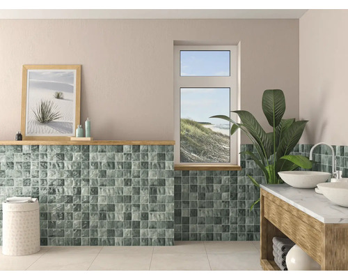 Badkamer met mozaïektegels, wastafelmeubel met waskommen en raam met uitzicht op een duin