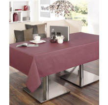 Eettafel met tafelkleed, servies en decoratie in een eetkamer