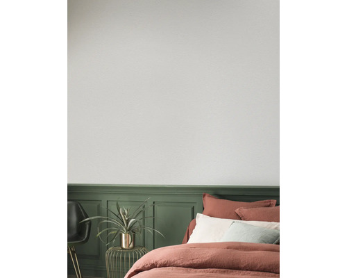 Lichte slaapkamer met wandpanelen, bed en kamerplant