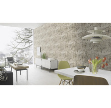 Lichte woonkamer met patroonbehang, eettafel en moderne inrichting.