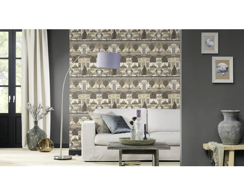 Decoratieve woonkamer met patroonbehang, staande lamp en witte bank