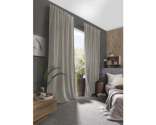 Slaapkamer met gordijnen voor het raam voor raamdecoratie