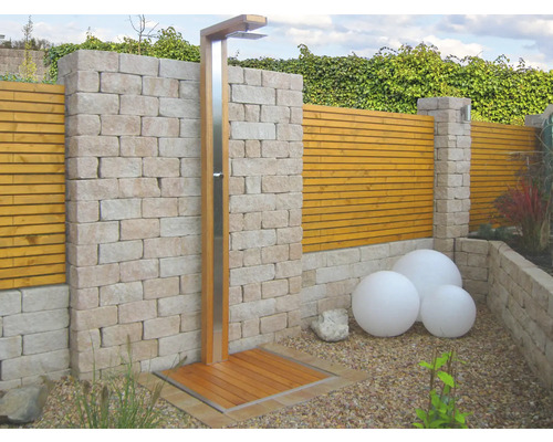 Buitendouche van hout en roestvrij staal in de tuin