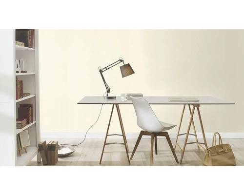 Kantoorruimte met bureau, lamp, stoel en boekenkast