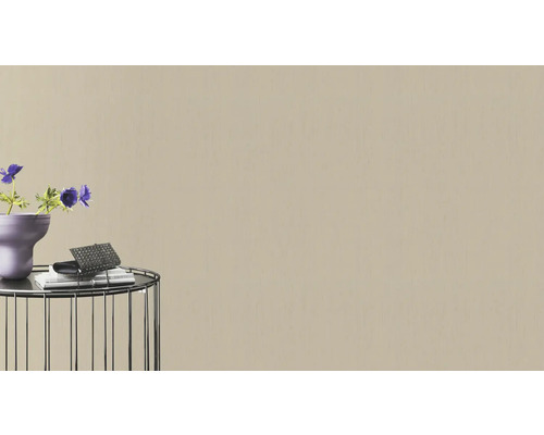 Scene met patroonbehang op een wand, met decoratie op een tafel