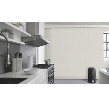 Lichte keuken met keukengerei en kookgerei.