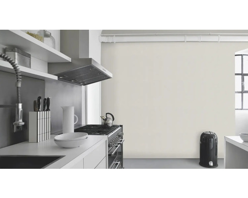 Lichte keuken met keukengerei en kookgerei.