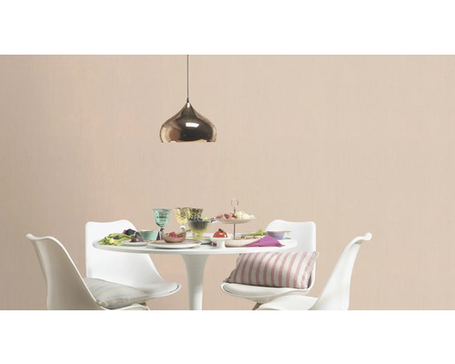 Eetkamer met eettafel, stoelen en hanglamp voor een heldere en uitnodigende sfeer