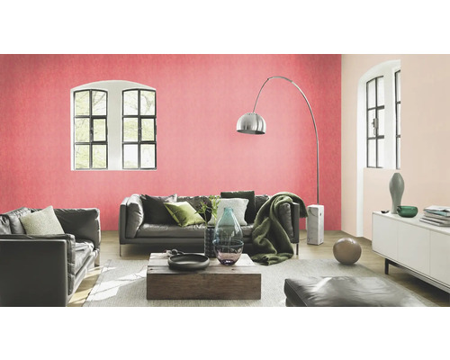 Woonkamer met behang, bank, salontafel en staande lamp