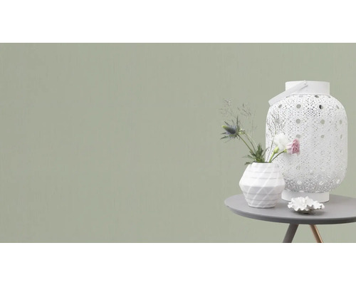 Decoratieve scène met windlicht, vaas en tafel