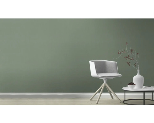 Lichte ruimte met stoel en bijzettafel