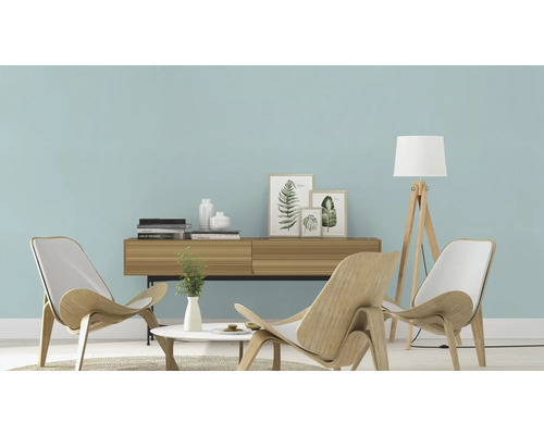 Moderne woonkamer met lichtblauwe muur, houten meubels en leeslamp