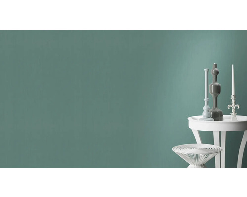 Wanddecoratie met decoratieve elementen op witte bijzettafels voor een effen muur