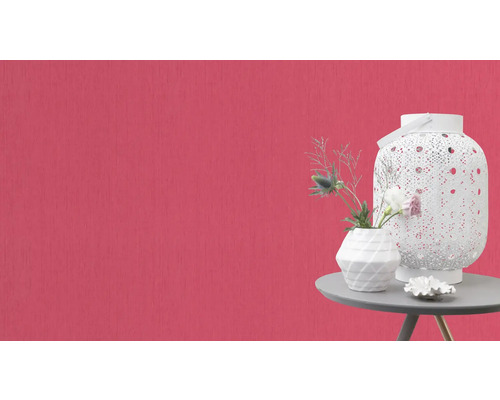 Decoratief stilleven met lamp, vaas en decoratie op een tafel