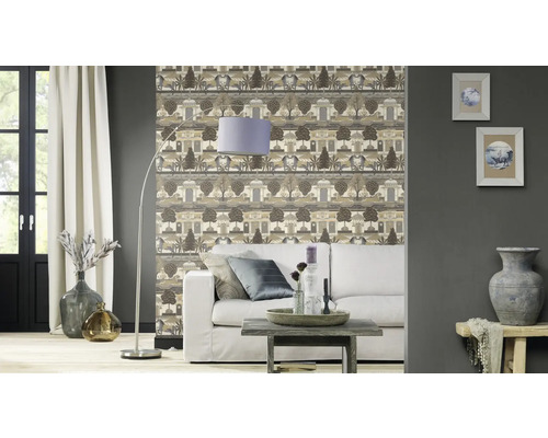 Woonkamer met bank, staande lamp en behang met patroon binnenshuis