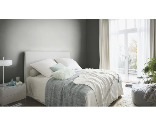 Slaapkamer met bed, nachtkastje en gordijnen voor een lichte en vriendelijke sfeer.