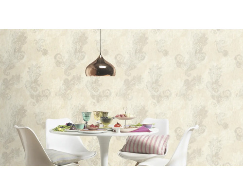 Scène met patroonbehang, eettafel en hanglamp