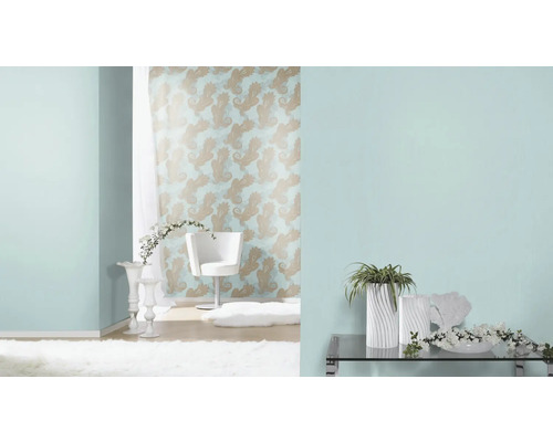 Lichte kamer met patroonbehang, stoel en decoratie