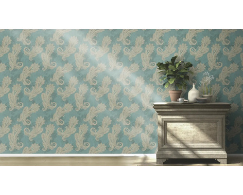 Woonkamer met behangmotief, commode en kamerplanten