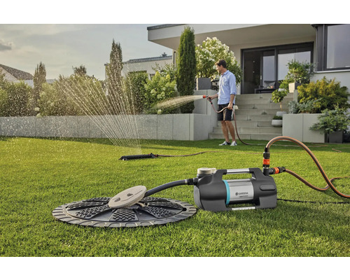 Irrigatiescène in de tuin met hydrofoor en sproeier