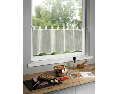 Vitrage voor een raam, plus ingrediënten voor een maaltijd op een aanrecht