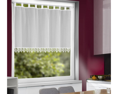 Vitrage met broderie aan het raam in de keuken.