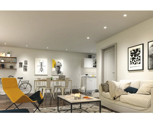 Lichte woonkamer met zitplaatsen, eettafel en minimalistische decoratie.