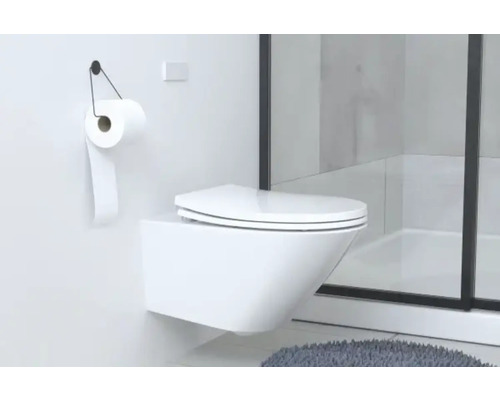 Moderne badkamer met hangtoilet, toiletpapierhouder en douche