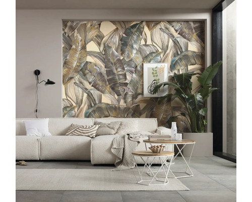 Woonkamer met bank, salontafels en een wand met bladerbehang