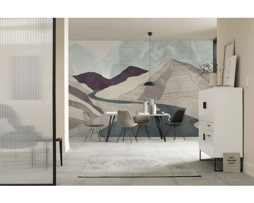 Lichte eetkamer met muurschildering, eettafel, stoelen en wit dressoir