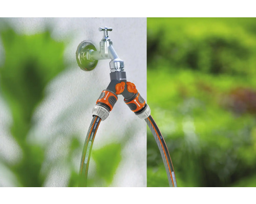 Gardena waterverdeler op een kraan met twee aangesloten tuinslangen