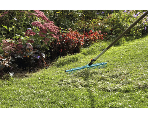 Tuinhark voor het verwijderen van grasresten op het gazon