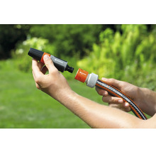 Persoon verbindt tuinslangconnector met tuinslang