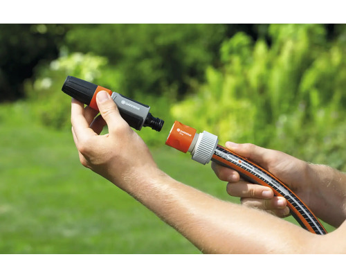 Persoon verbindt tuinslangconnector met tuinslang