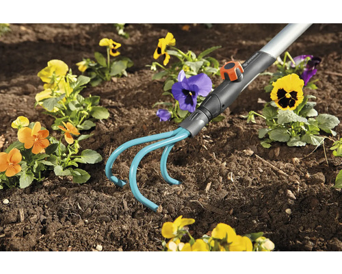 Tuingereedschap voor bodembewerking tussen bloemperken