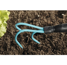 Tuinwerktuig met tanden in de grond
