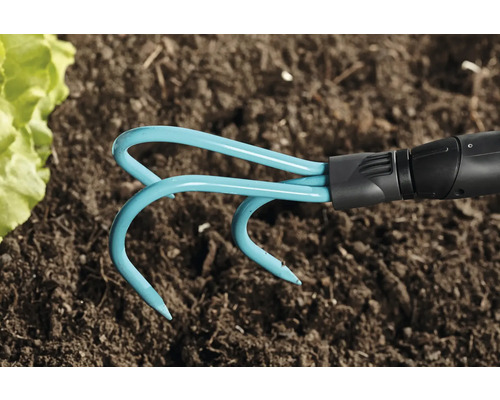 Tuinwerktuig met tanden in de grond