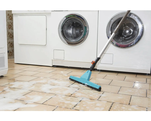 Vloertrekker voor wasmachines op betegelde vloer